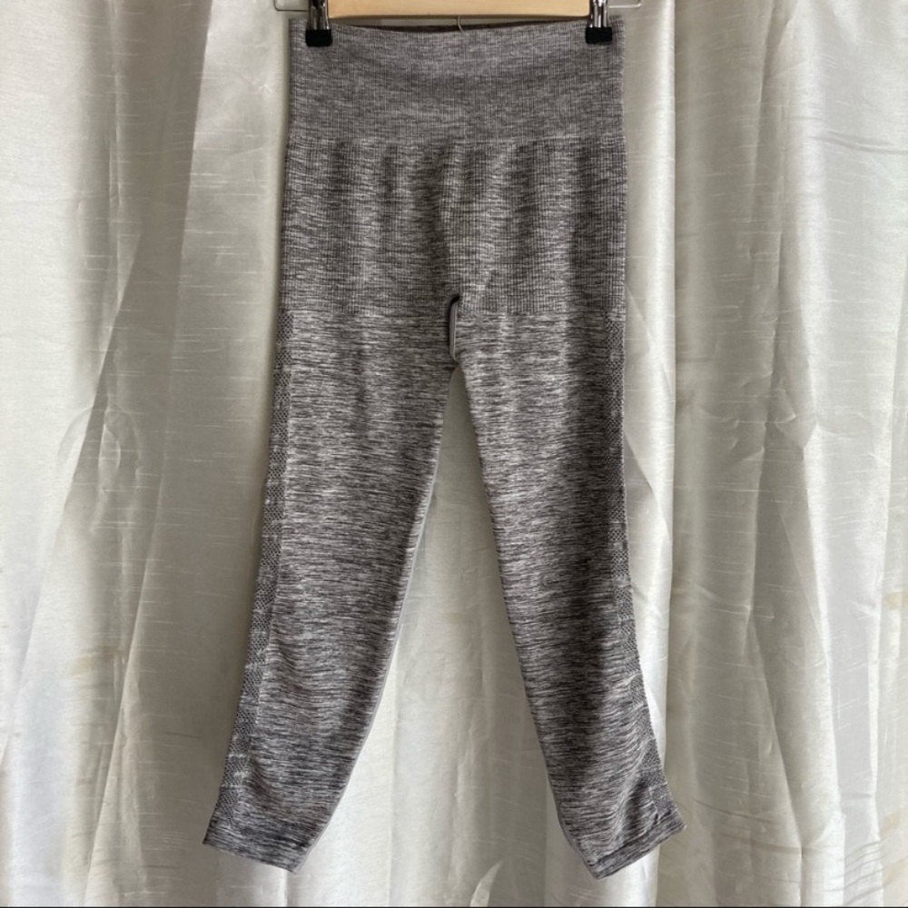 •Victoria’s Secret PINK Cool & Comfy• Perforated Capri Workout Leggings